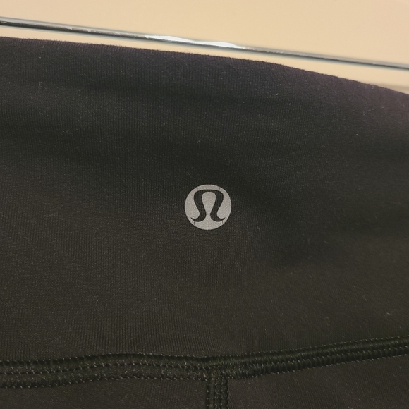 Lululemon | Women's Classic Black Align Cropped Workout Leggings (Size 4) - Picture 6 of 10